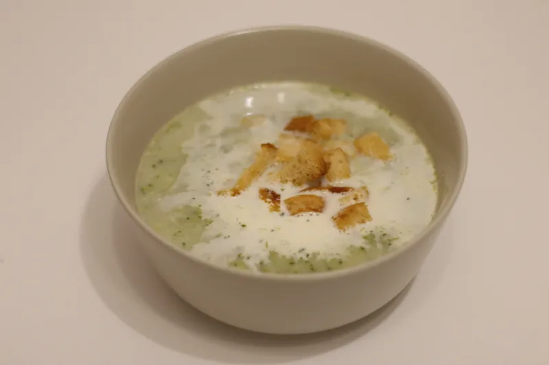 Brokkolisuppe mit Croutons
