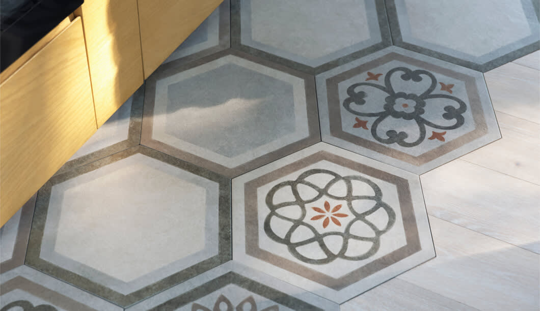 Projet_réalisé_parquet-et-carreaux-de-ciment-le-mix-and-match-sinvite-dans-la-cuisine