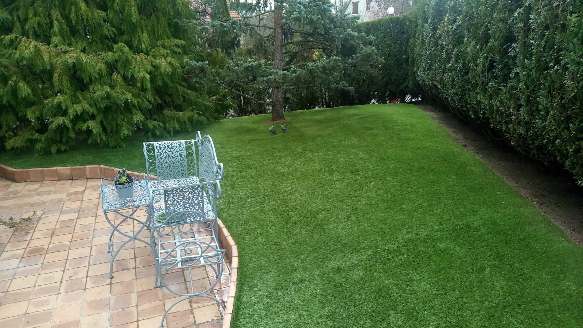 Projet_réalisé_un-gazon-synthetique-bluffant-pour-un-jardin-en-relief