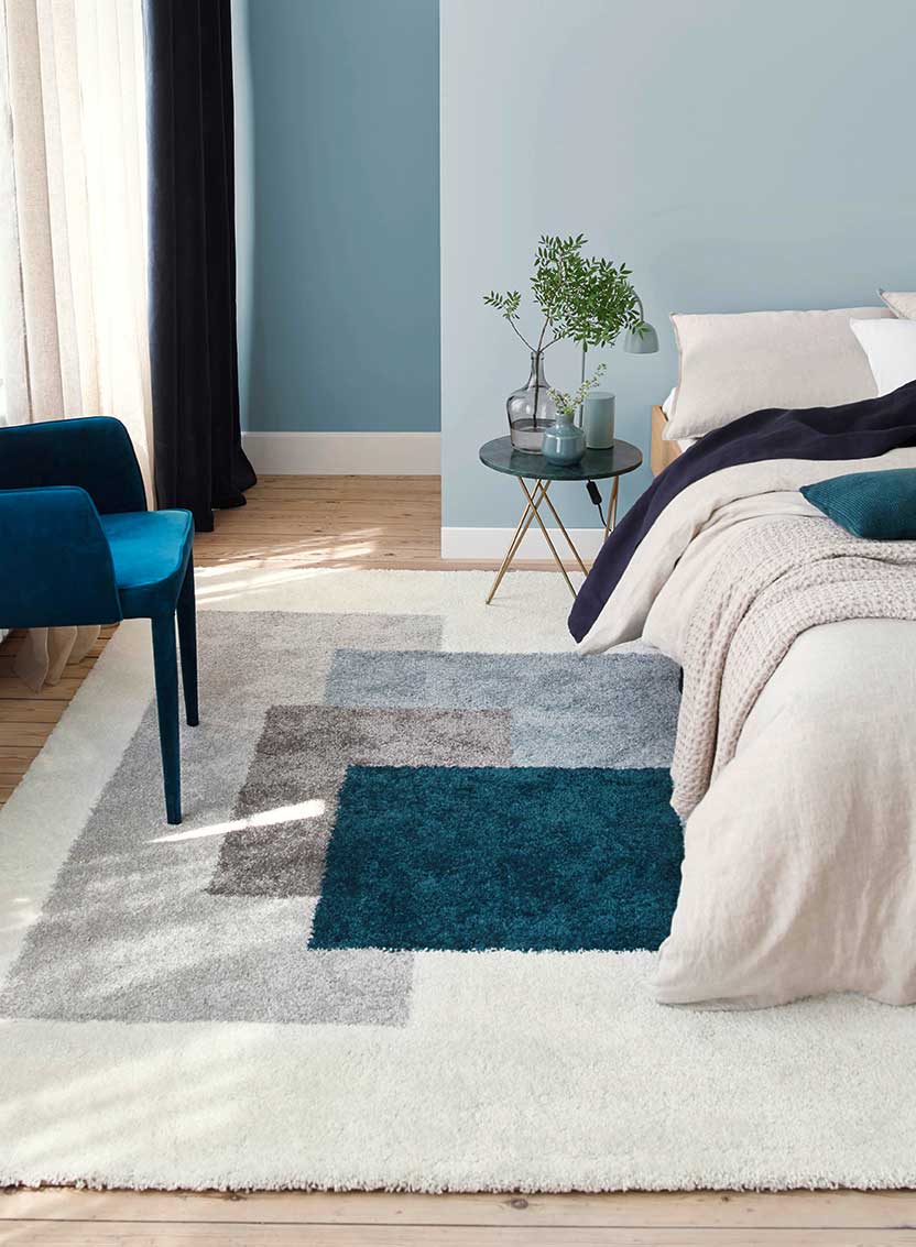 Grand tapis de salon moderne aux couleurs bleues 