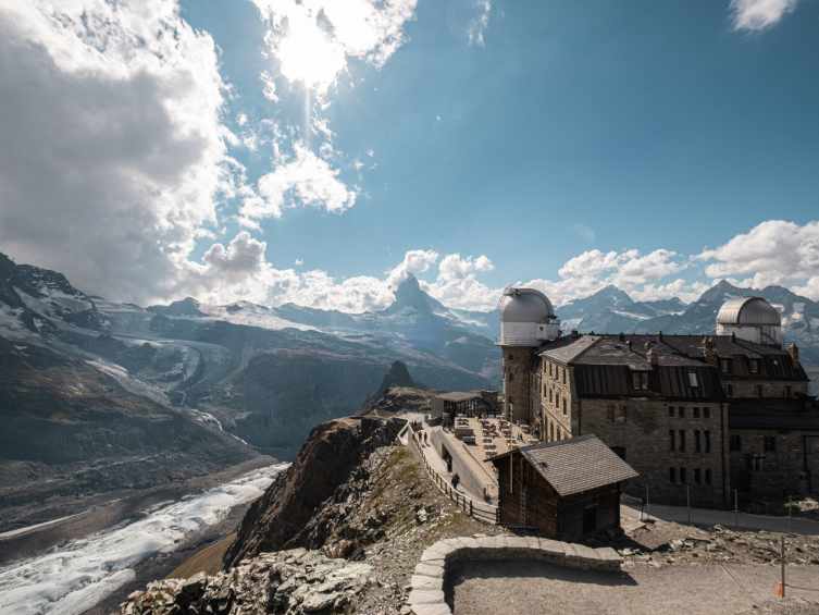 Blick von der Aussichtsplattform auf das Matterhorn und das Kulmhotel