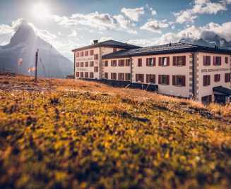 Hotel Restaurant Riffelhaus auf Riffelberg oberhalb Zermatt im Sommer