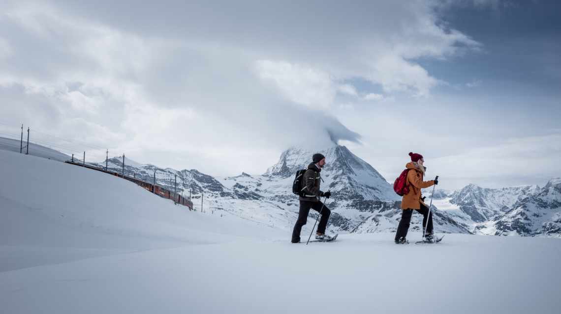 Schneeschuhwanderer unterwegs von Rotenboden nach Riffelberg im Winter, Zermatt, Schweiz