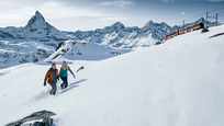 Paar beim Winterwandern am Gornergrat oberhalb Zermatt