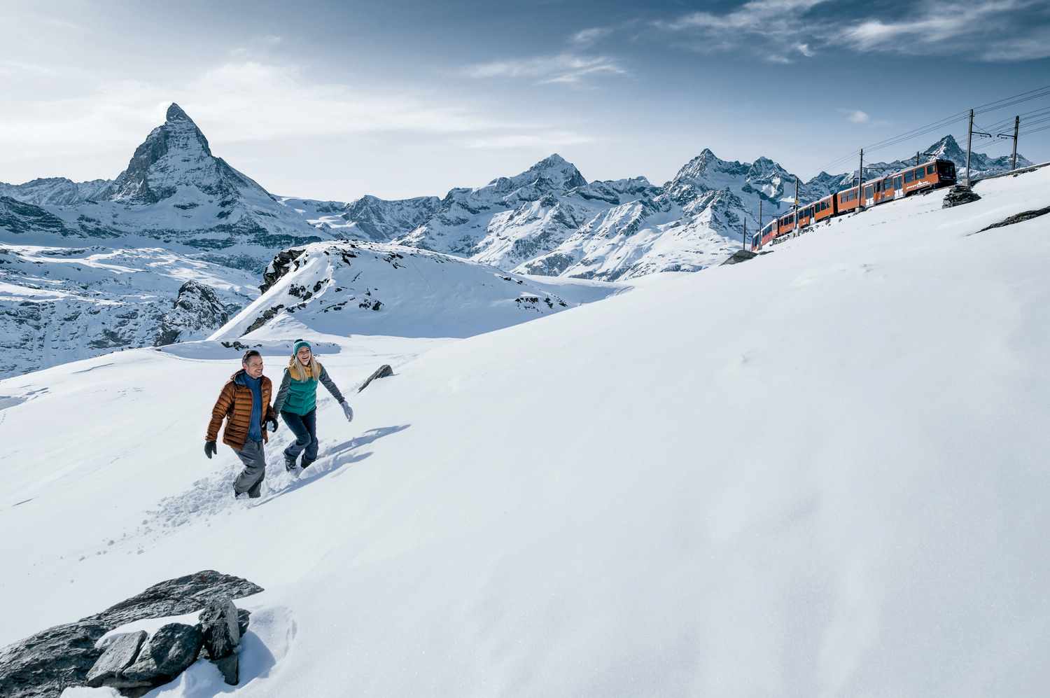 Couple en randonnée hivernale au Gornergrat au dessus de Zermatt 