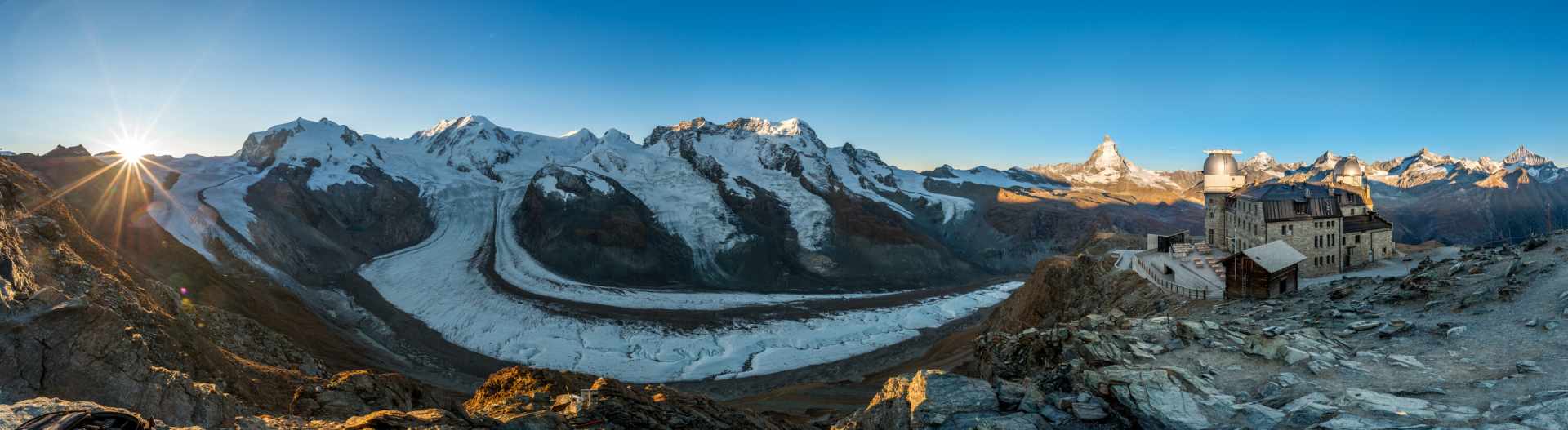 Panoramablick am Gornergrat bei Sonnenaufgang oberhalb Zermatt im Sommer