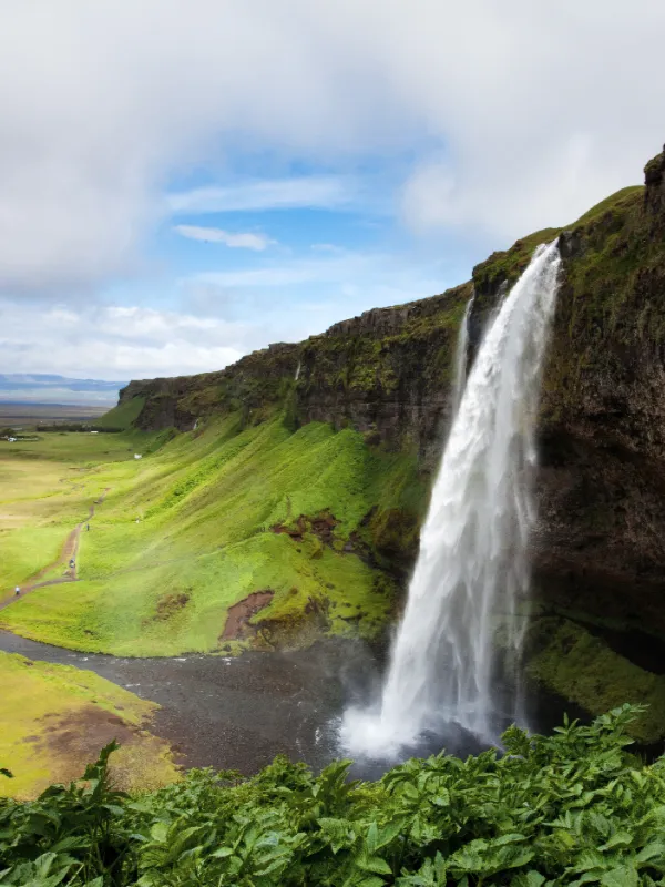iceland-Seljalandsfoss Falls