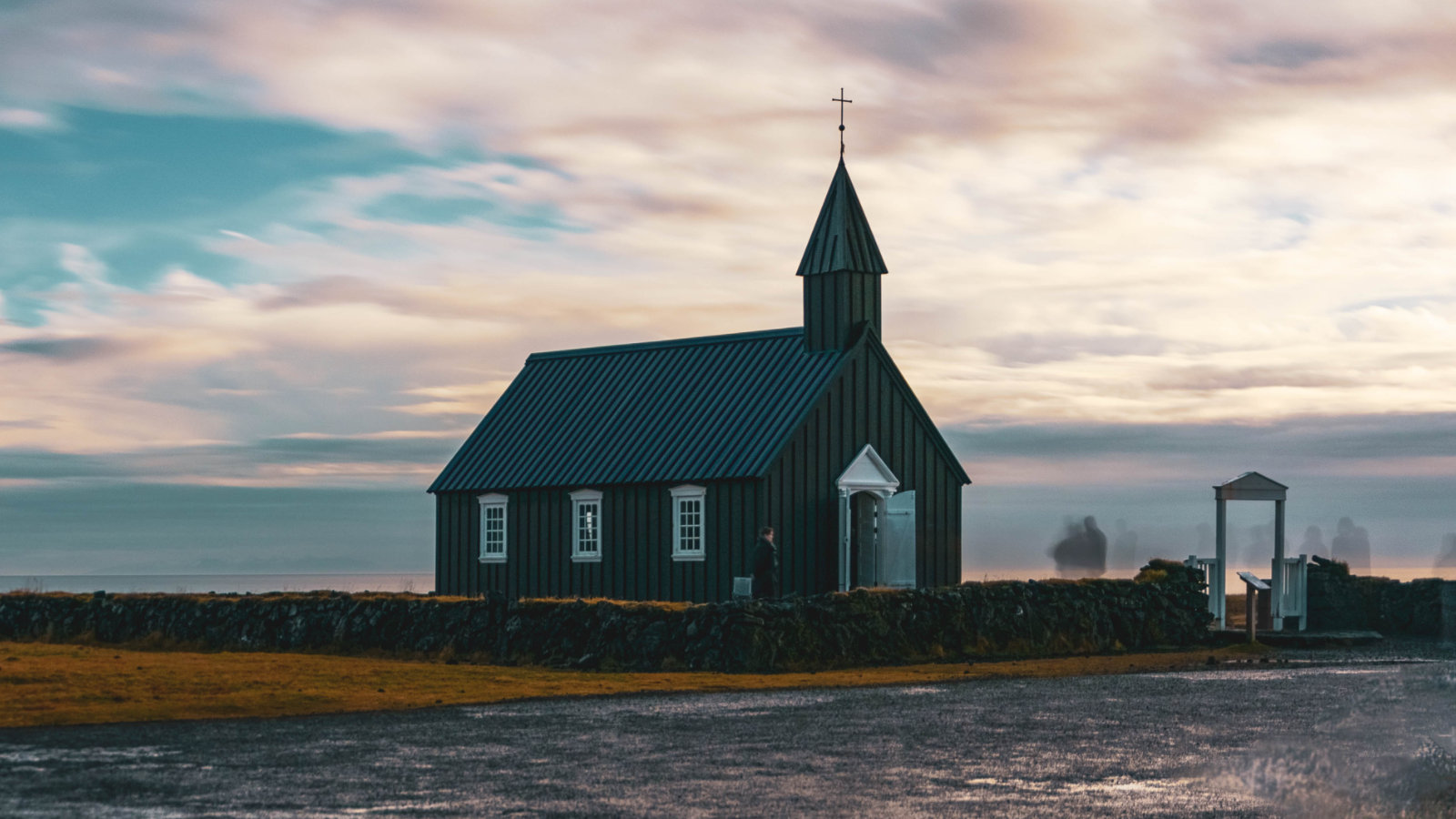 Capturing Northern Lights and Icelandic sights on tour