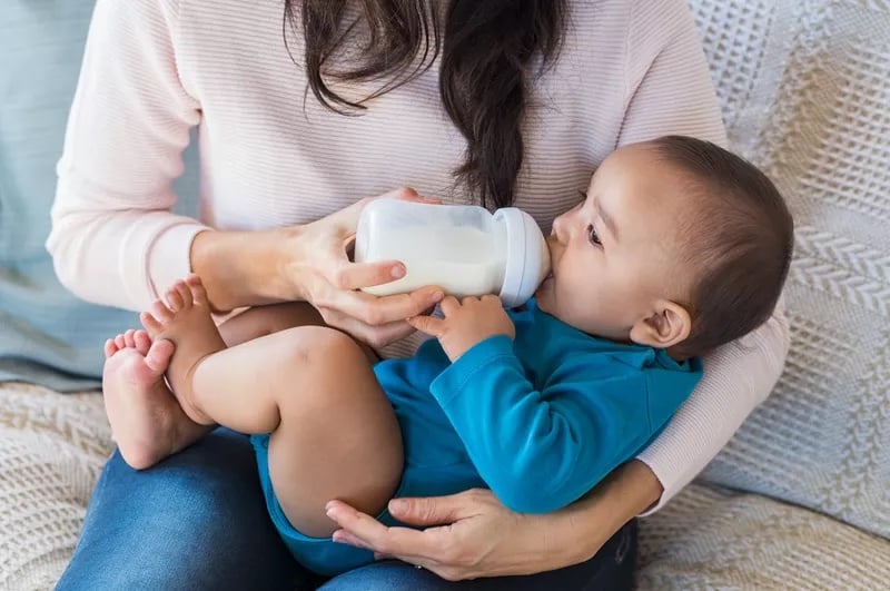 baby_drinking_milk-en-ae