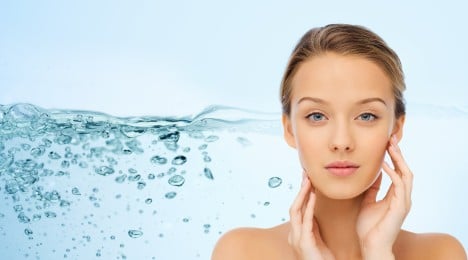 The Role and Importance of Skin Hydration for Dry Skin - Image - Johnson's Adult - ar-AE