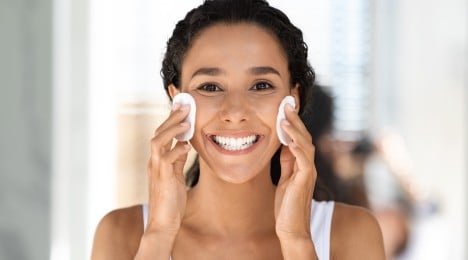 Top 6 Skin Care Tips for Oily Skin - Image - Johnson's Adult - ar-AE