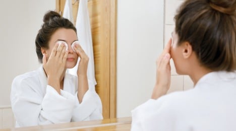 6 Steps to Remove Makeup Without Damaging Your Skin - Image - Johnson's Adult - en-AE