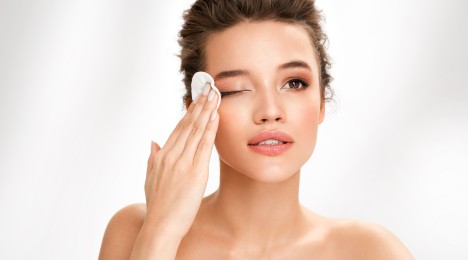 Top 5 Makeup removal tips for Oily Skin - Image - Johnson's Adult - ar-AE