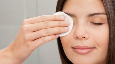 Easy Skin Care Techniques: Wipe it Off with Face Wipes - Image - Johnson's Adult - en-AE