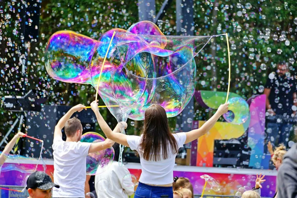 Ogromne bańki mydlane podczas Bubble Show, czyli festiwalu baniek mydlanych