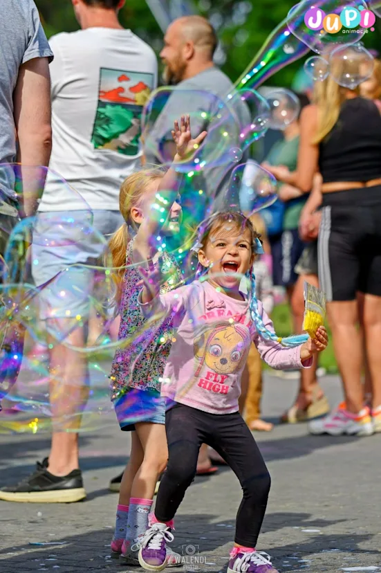 Bubble show dla dzieci Festiwal baniek mydlanych dla dzieci na wakacyjnej zabawie dla dzieci
