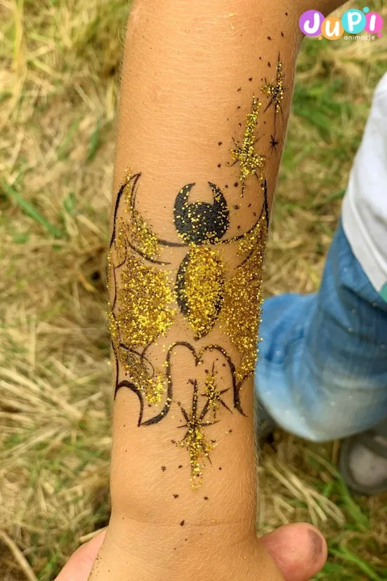 stanowisko z tatuazami brokatowymi jupi animacje