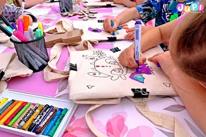 Warsztaty dla dzieci na pikniku rodzinnym Warsztaty kreatywne malowanie ekotoreb bawełnianych
