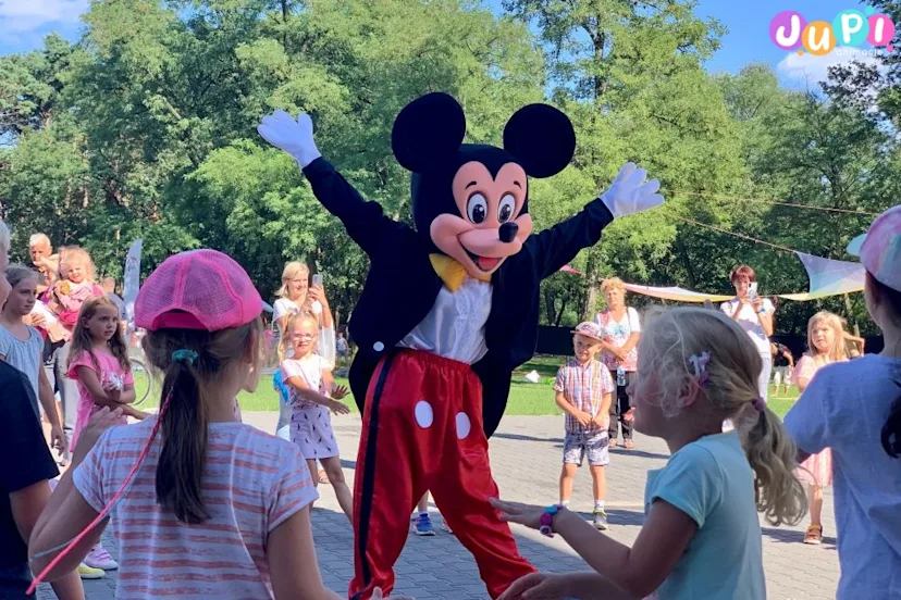 myszka miki na zabawie z dziecmi