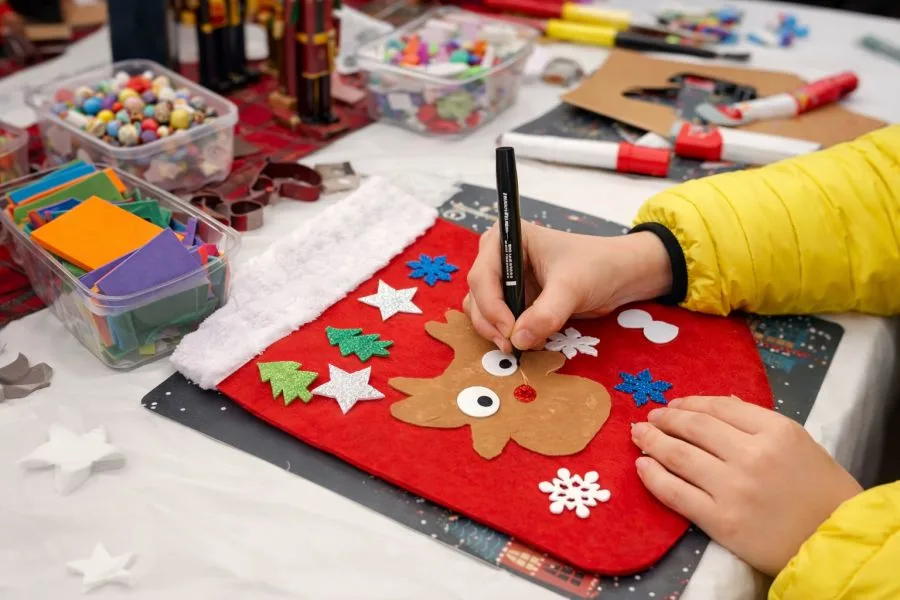 warsztaty mikolajkowe malowanie dekorowanie skarpet swiatecznych