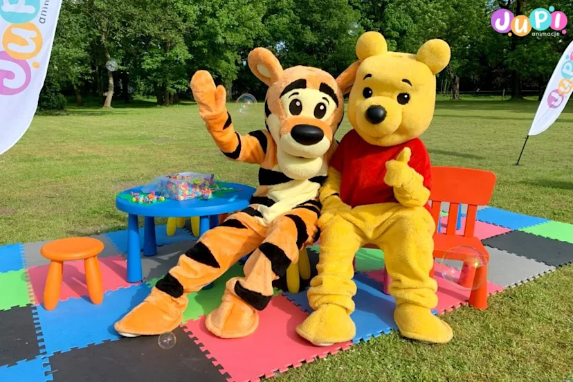 Tygrysek i Kubuś Puchatek w strefie klocków Żywe maskotki Tygrysek i Kubuś Puchatek pozujące do zdjęć