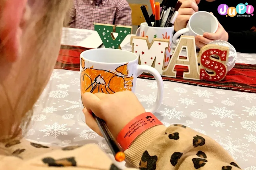 Kubki malowane podczas świątecznych warsztatów Mikołajkowe warsztaty malowanie świątecznych kubków