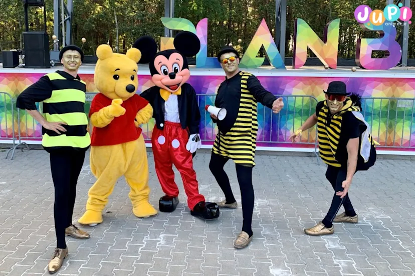 Chodzące maskotki Myszka Miki i Kubuś Puchatek na Dniu Pszczoły