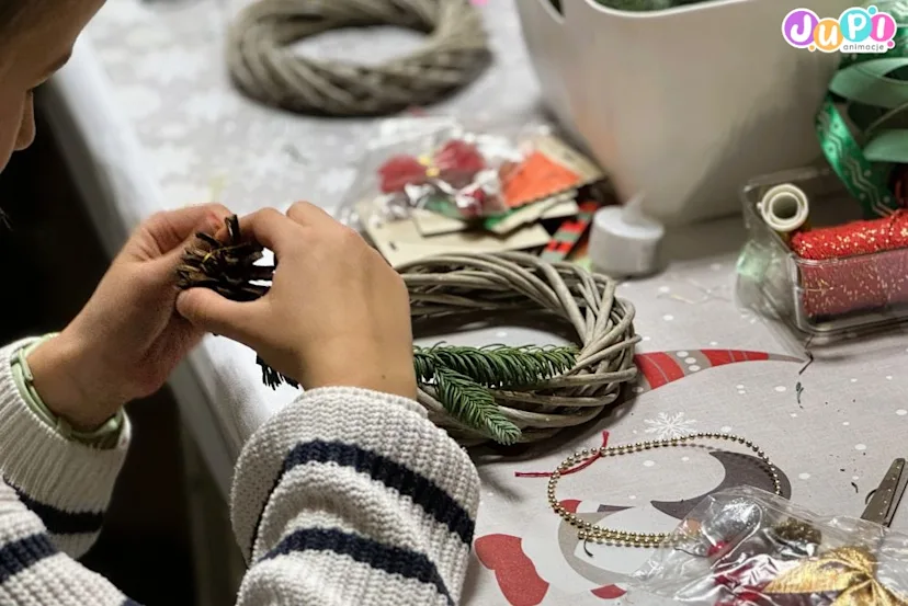 mikolajkowe warsztaty dekorowania swiatecznych stroikow (4)