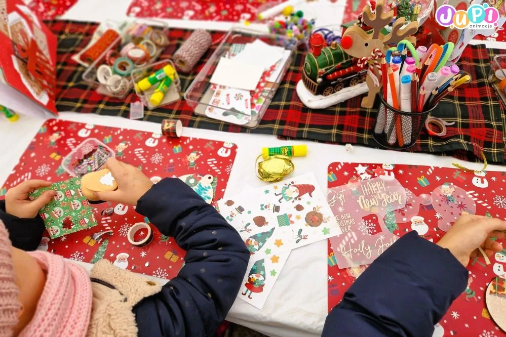 swiateczne warsztaty dekorowania drewnianych bombek (4)