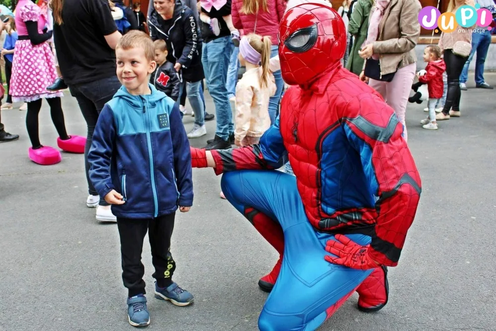 Żywa maskotka Spiderman to superbohater, który uwielbia spotkania z dziećmi