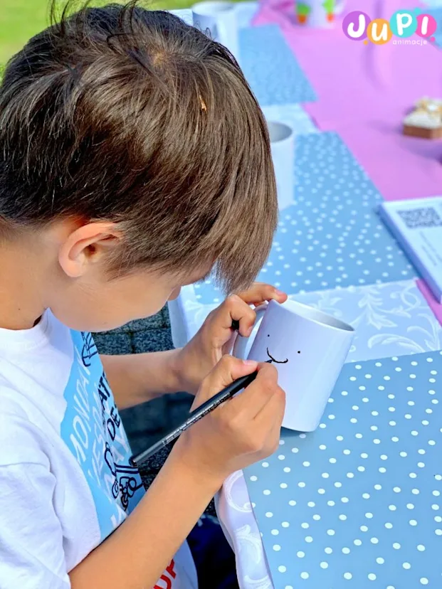 Warsztaty malowania kubków podczas Dnia Dziecka dla dzieci z Ukrainy