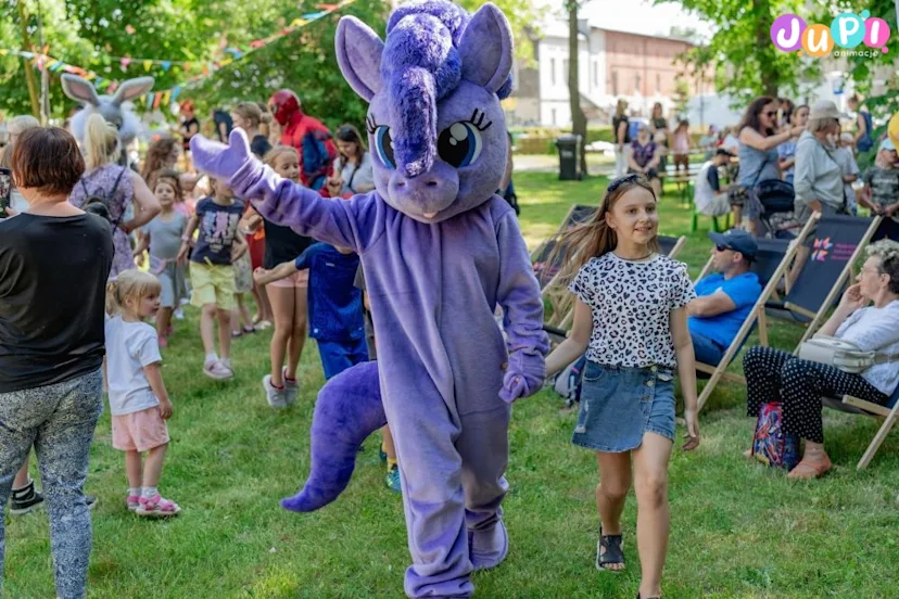 Kucyk Pony podczas Dnia Dziecka Żywa maskotka Kucyk Konik na imprezie dla dzieci