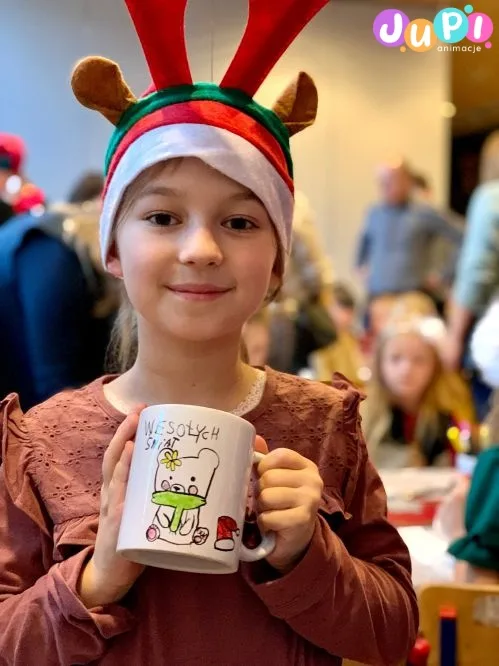 Warsztaty kubków Warsztaty dekorowania świątecznych kubków na evencie mikołajkowym