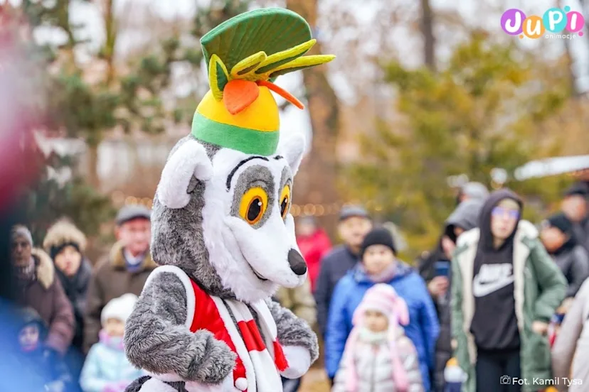 Król Julian podczas Mikołajek Chodząca żywa maskotka Król Julian na mikołajkowej zabawie