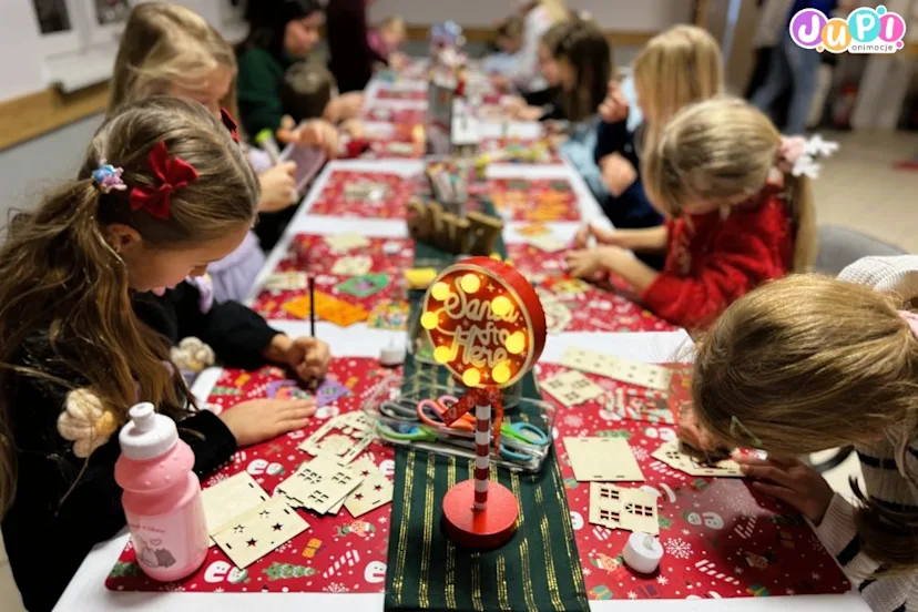 mikołajkowe warsztaty dekorowania swietacznych lampionow (2)