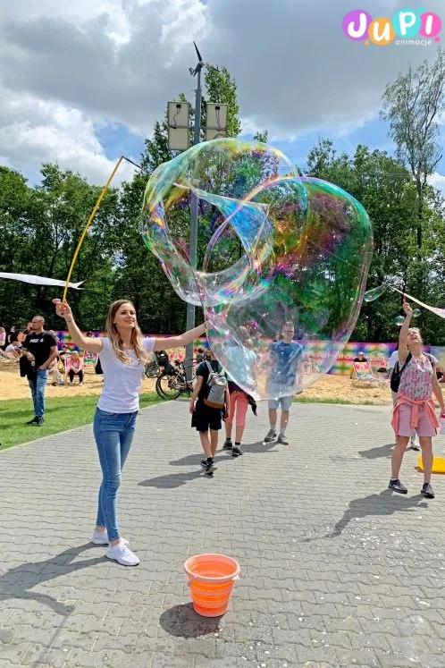 Animatorka robiąca duże bańki Pokazy ogromnych baniek mydlanych na wakacyjnej zabawie
