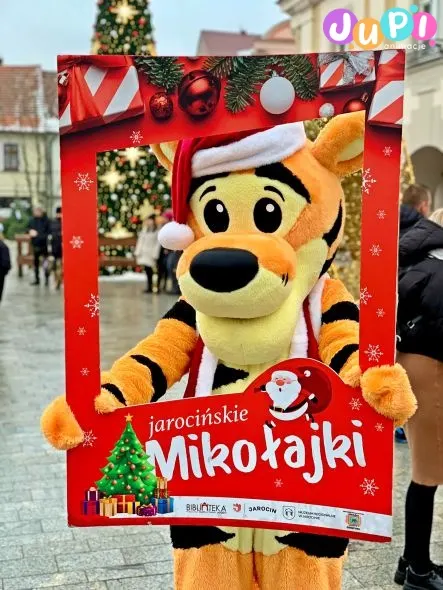 swiateczna zywa maskotka tygrysek na jarmarku