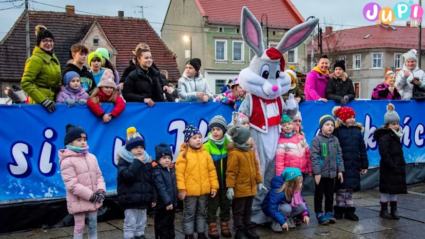 Otwarcie lodowiska z Królikiem Bugsem Żywa maskotka Królik Bugs na otwarciu lodowiska