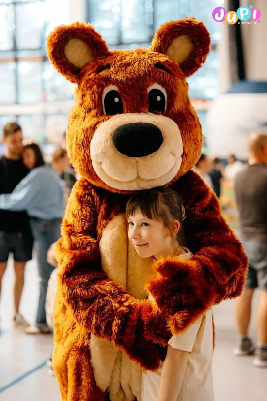 pluszowy mis zywa maskotka na imprezie (2)