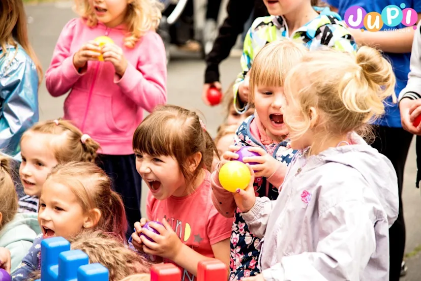 Dzieci w trakcie zabawy na Dzień Dziecka Organizacja imprez, eventów i animacji dla dzieci