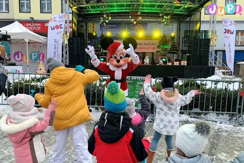 Myszka Miki na Mikołajkach Mikołajkowa zabawa dla dzieci z żywą maskotką Myszką Miki