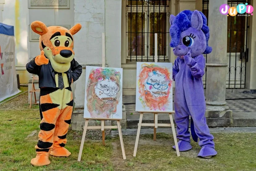 Tygrysek i Kucyk Pony pozujący do zdjęcia Żywe maskotki Tygrysek i Kucyk Pony na animacji Akademia Pana Kleksa