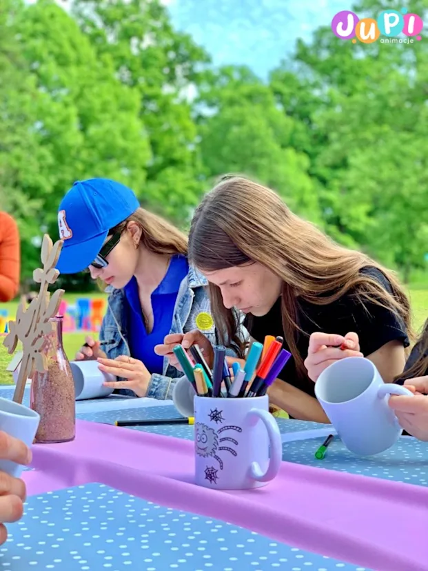Młodzież dekorująca kubki Warsztaty kreatywne malowanie kubków dla dzieci i młodzieży