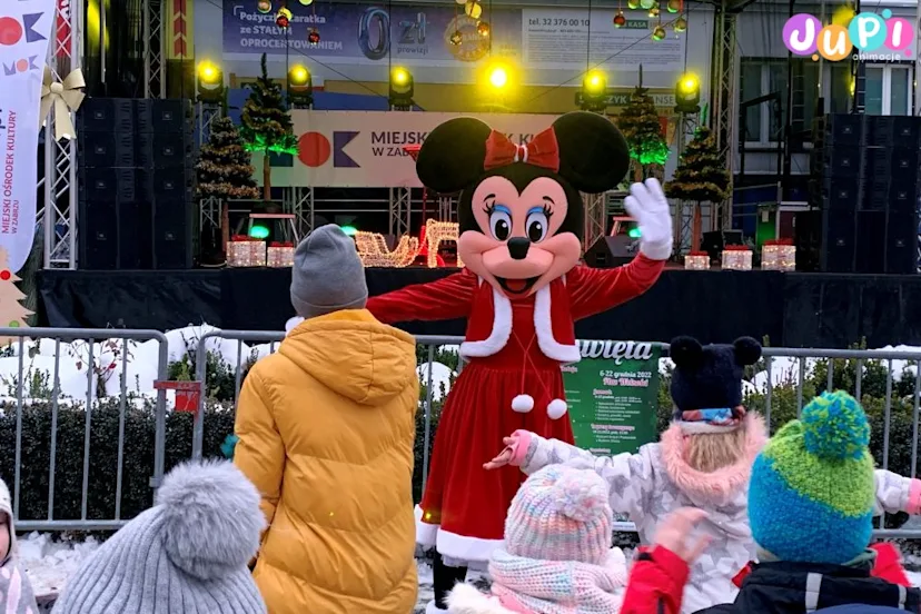 Minnie w trakcie tańca Żywa maskotka Myszka Minnie na miejskich Mikołajkach dla dzieci