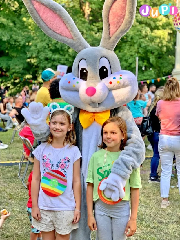 Królik Bugs podczas Dnia Dziecka Żywa maskotka Królik Bugs na Akademii Pana Kleksa