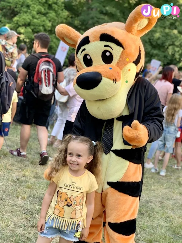 Tygrysek pozujący do zdjęcia Żywa maskotka Tygrysek podczas Dnia Dziecka