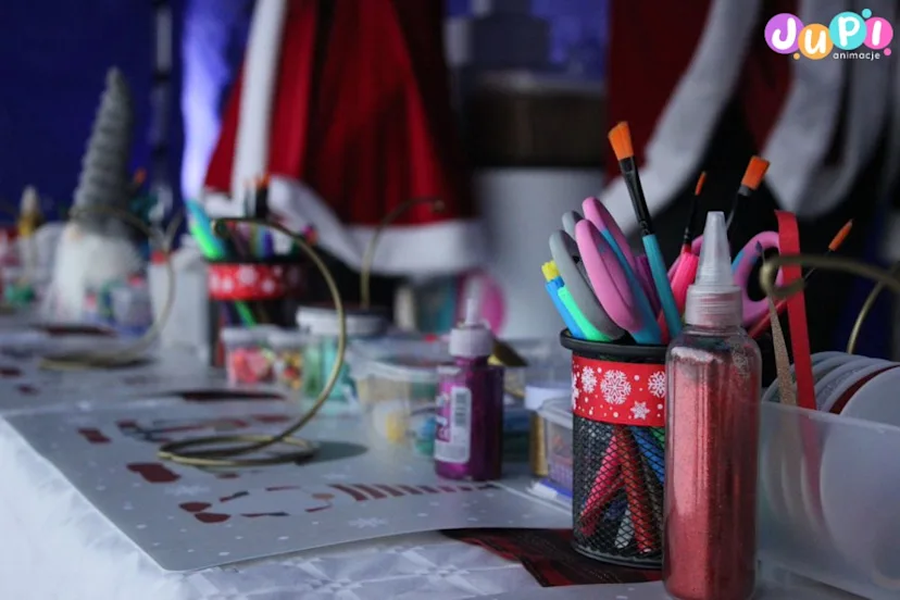 Plenerowe warsztaty kubków z okazji Mikołajek Mikołajkowe warsztaty malowania kubków dla dzieci