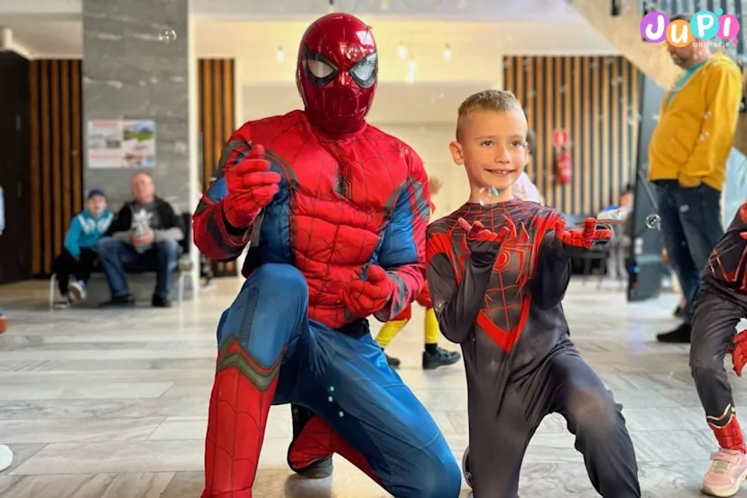 Żywa maskotka Spiderman Żywa maskotka Spiderman pozująca do zdjęć