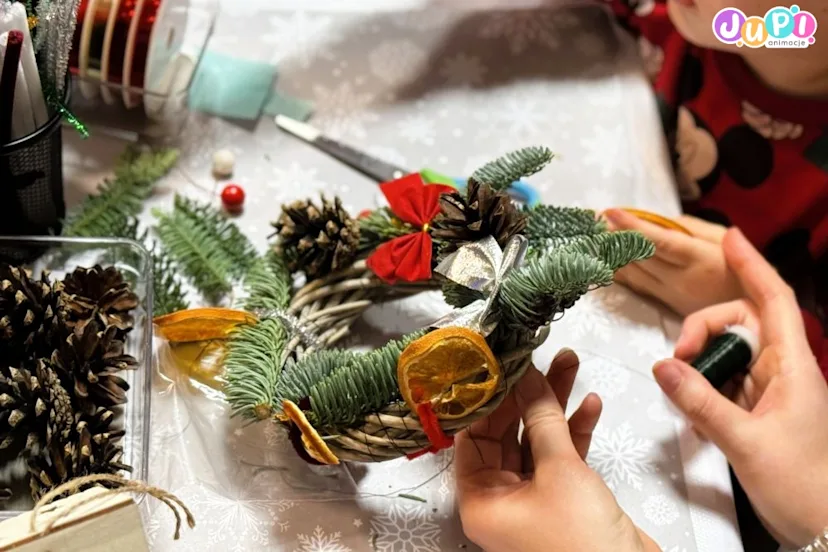 mikolajkowe warsztaty dekorowania swiatecznych stroikow (2)