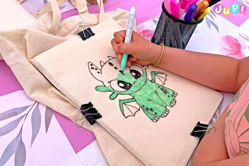 Dekorowanie ekotoreb na warsztatach Warsztaty kreatywne malowanie ekotoreb podczas eventy z okazji Dnia Dziecka